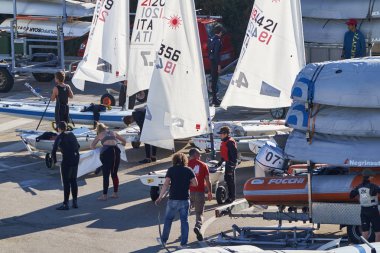 İtalya, Sicilya, Akdeniz, Marina di Ragusa; 10 Mart 2019, insanlar ve yelken Gezinti gemiler limanda - Editörden