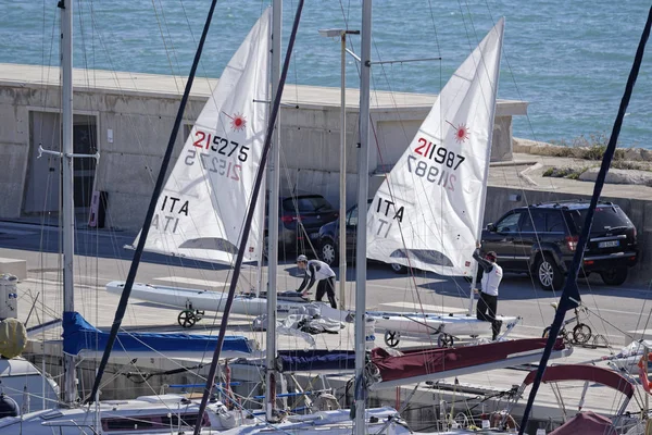 İtalya, Sicilya, Akdeniz, Marina di Ragusa; 10 Mart 2019, insanlar ve yelken Gezinti gemiler limanda - Editörden