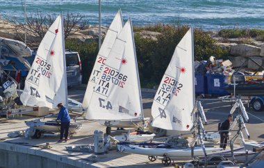 İtalya, Sicilya, Akdeniz, Marina di Ragusa; 10 Mart 2019, insanlar ve yelken Gezinti gemiler limanda - Editörden