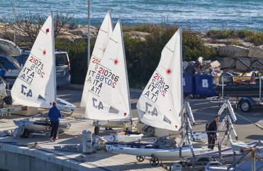 İtalya, Sicilya, Akdeniz, Marina di Ragusa; 10 Mart 2019, insanlar ve yelken Gezinti gemiler limanda - Editörden