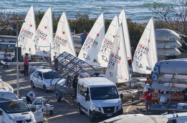 İtalya, Sicilya, Akdeniz, Marina di Ragusa; 10 Mart 2019, insanlar ve yelken Gezinti gemiler limanda - Editörden