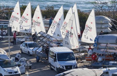 İtalya, Sicilya, Akdeniz, Marina di Ragusa; 10 Mart 2019, insanlar ve yelken Gezinti gemiler limanda - Editörden