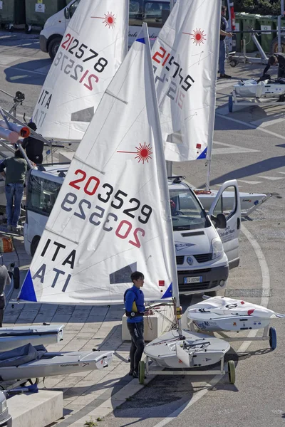 Itálie Sicílie Středozemní Moře Marina Ragusa Března 2019 Lidé Loďky — Stock fotografie