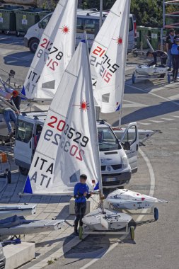 İtalya, Sicilya, Akdeniz, Marina di Ragusa; 10 Mart 2019, insanlar ve yelken Gezinti gemiler limanda - Editörden