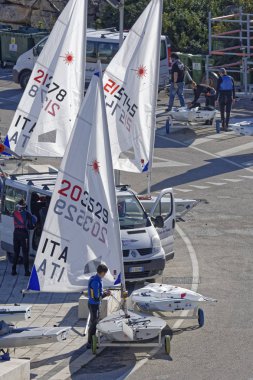 İtalya, Sicilya, Akdeniz, Marina di Ragusa; 10 Mart 2019, insanlar ve yelken Gezinti gemiler limanda - Editörden