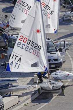 İtalya, Sicilya, Akdeniz, Marina di Ragusa; 10 Mart 2019, insanlar ve yelken Gezinti gemiler limanda - Editörden