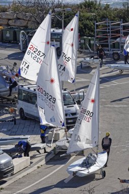 İtalya, Sicilya, Akdeniz, Marina di Ragusa; 10 Mart 2019, insanlar ve yelken Gezinti gemiler limanda - Editörden