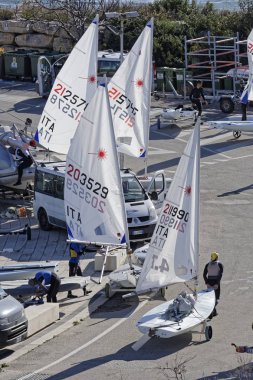 İtalya, Sicilya, Akdeniz, Marina di Ragusa; 10 Mart 2019, insanlar ve yelken Gezinti gemiler limanda - Editörden