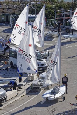 İtalya, Sicilya, Akdeniz, Marina di Ragusa; 10 Mart 2019, insanlar ve yelken Gezinti gemiler limanda - Editörden