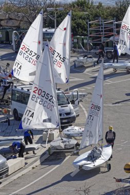 İtalya, Sicilya, Akdeniz, Marina di Ragusa; 10 Mart 2019, insanlar ve yelken Gezinti gemiler limanda - Editörden