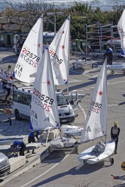 İtalya, Sicilya, Akdeniz, Marina di Ragusa; 10 Mart 2019, insanlar ve yelken Gezinti gemiler limanda - Editörden