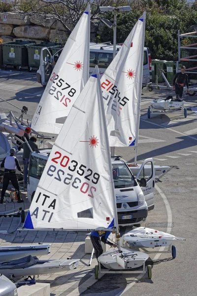 Itálie Sicílie Středozemní Moře Marina Ragusa Března 2019 Lidé Loďky — Stock fotografie