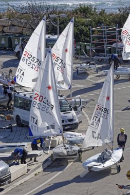 İtalya, Sicilya, Akdeniz, Marina di Ragusa; 10 Mart 2019, insanlar ve yelken Gezinti gemiler limanda - Editörden