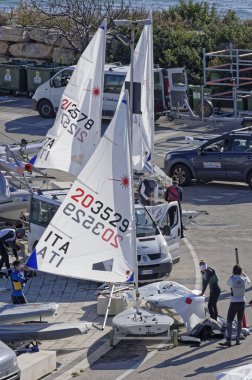 İtalya, Sicilya, Akdeniz, Marina di Ragusa; 10 Mart 2019, insanlar ve yelken Gezinti gemiler limanda - Editörden