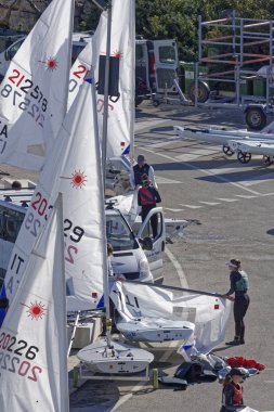 İtalya, Sicilya, Akdeniz, Marina di Ragusa; 10 Mart 2019, insanlar ve yelken Gezinti gemiler limanda - Editörden