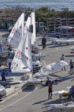 İtalya, Sicilya, Akdeniz, Marina di Ragusa; 10 Mart 2019, insanlar ve yelken Gezinti gemiler limanda - Editörden
