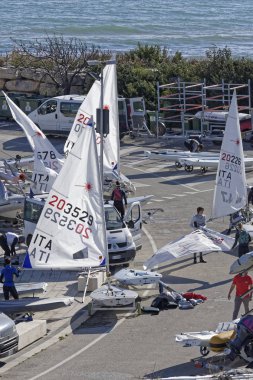 İtalya, Sicilya, Akdeniz, Marina di Ragusa; 10 Mart 2019, insanlar ve yelken Gezinti gemiler limanda - Editörden