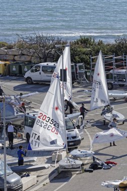İtalya, Sicilya, Akdeniz, Marina di Ragusa; 10 Mart 2019, insanlar ve yelken Gezinti gemiler limanda - Editörden