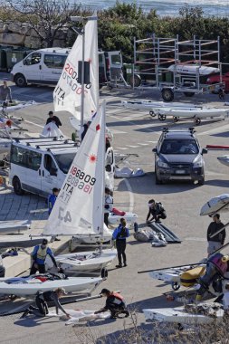İtalya, Sicilya, Akdeniz, Marina di Ragusa; 10 Mart 2019, insanlar ve yelken Gezinti gemiler limanda - Editörden