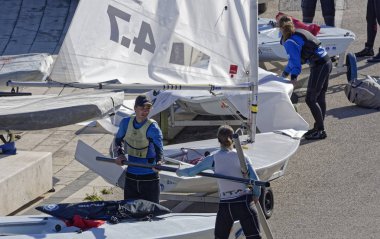 İtalya, Sicilya, Akdeniz, Marina di Ragusa; 10 Mart 2019, insanlar ve yelken Gezinti gemiler limanda - Editörden