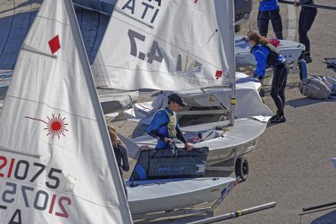 İtalya, Sicilya, Akdeniz, Marina di Ragusa; 10 Mart 2019, insanlar ve yelken Gezinti gemiler limanda - Editörden