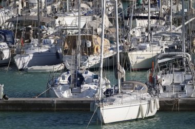 İtalya, Sicilya, Akdeniz, Marina di Ragusa; 14 Mart 2019, yelkenli tekneler limanda - Editörden