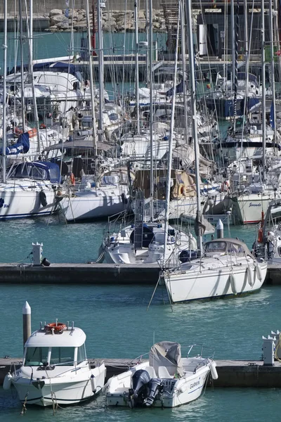 Italien Sicilien Medelhavet Marina Ragusa Mars 2019 Motorbåtar Och Lyxbåtar — Stockfoto