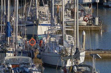 İtalya, Sicilya, Akdeniz, Marina di Ragusa; 17 Mart 2019, yelkenli tekneler limanda - Editörden