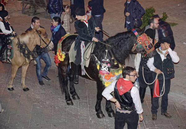 イタリア シチリア島 シクリ ラグーザ県 2014 人と馬を花で飾られた宗教の聖ヨセフの町の通りでパレードと行進 — ストック写真