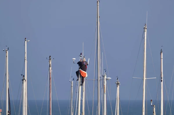 Italia Sicilia Mar Mediterráneo Marina Ragusa Hombre Trabajando Mástil Velero —  Fotos de Stock