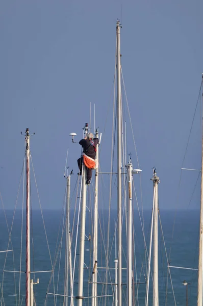 Italien Sizilianisch Mittelmeer Yachthafen Von Ragusa Mann Der Einen Segelbootmast — Stockfoto