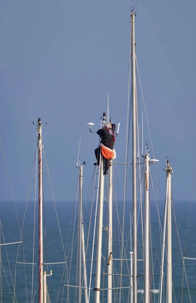 Италия Siciliy Средиземное Море Marina Ragusa Мужчина Работающий Мачте Катера — стоковое фото