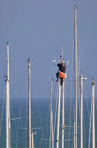Италия Siciliy Средиземное Море Marina Ragusa Мужчина Работающий Мачте Катера — стоковое фото