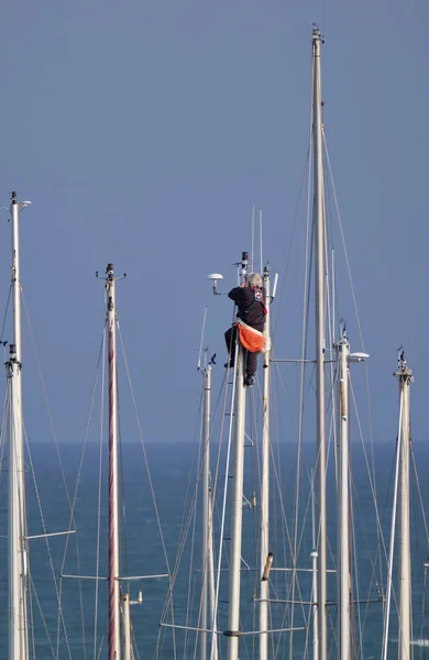 Italien Sizilianisch Mittelmeer Yachthafen Von Ragusa Mann Der Einen Segelbootmast — Stockfoto