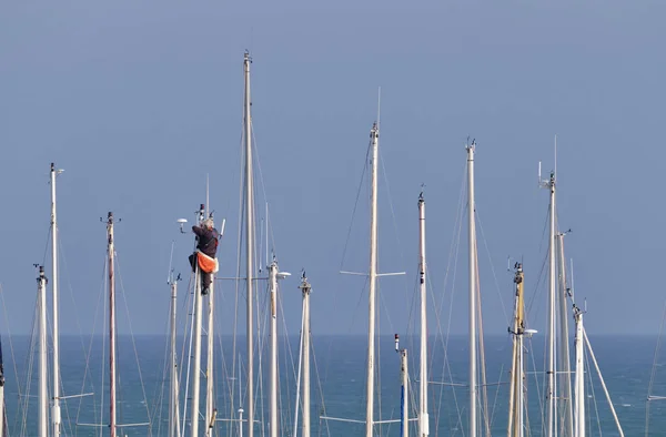 Италия Siciliy Средиземное Море Marina Ragusa Мужчина Работающий Мачте Катера — стоковое фото