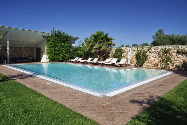 意大利 西西里岛 拉古萨省 2014年5月31日 优雅的私人住宅 花园中游泳池的景色 — 图库照片