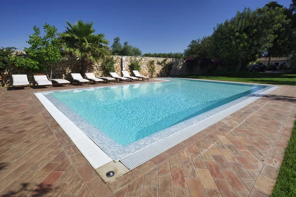 意大利 西西里岛 拉古萨省 2014年5月31日 优雅的私人住宅 花园中游泳池的景色 — 图库照片
