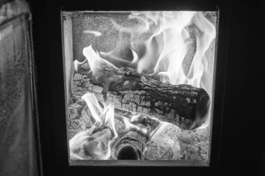 Yakacak odun ocağında yanıyor.