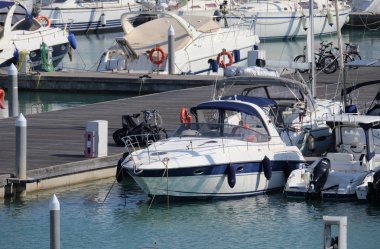 İtalya, Sicilya, Akdeniz, Marina di Ragusa; 24 Mart 2019, motorlu tekne ve Lüks Yatlar Port - Editörden