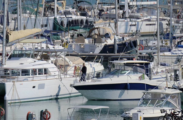 Italia Sicilia Mar Mediterráneo Marina Ragusa Marzo 2019 Personas Barcos — Foto de Stock