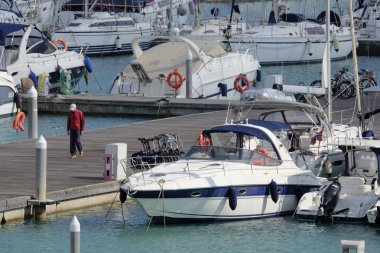 İtalya, Sicilya, Akdeniz, Marina di Ragusa; 25 Mart 2019, insanlar, tekneler ve Lüks Yatlar Port - Editörden