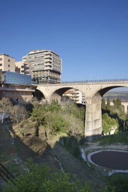 İtalya, Sicilya, Ragusa, kasabanın manzarası ve taş köprüleri.
