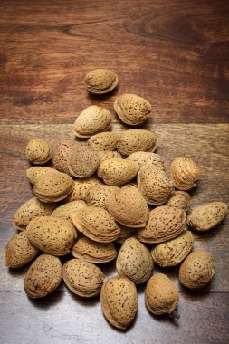 Ahşap bir masa üzerinde kurutulmuş badem