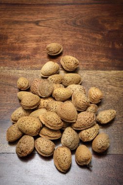 Ahşap bir masa üzerinde kurutulmuş badem