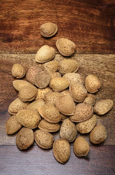 Amandes Séchées Sur Une Table Bois — Photo