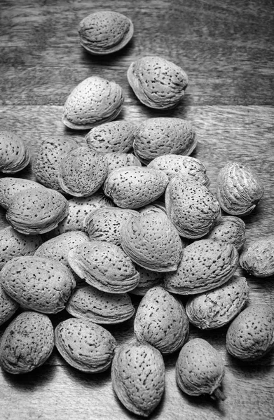 Amandes Séchées Sur Une Table Bois — Photo