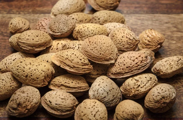 Almendras Secas Sobre Una Mesa Madera —  Fotos de Stock