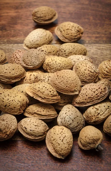 Almendras Secas Sobre Una Mesa Madera — Foto de Stock