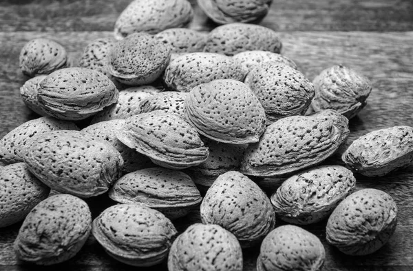 Amandes Séchées Sur Une Table Bois — Photo