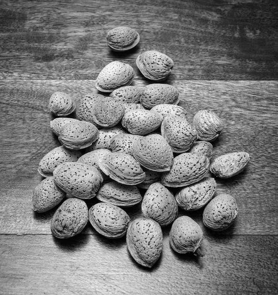 Amandes Séchées Sur Une Table Bois — Photo